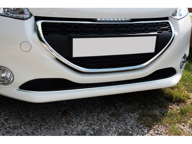 Lower radiator grill chrome trim Peugeot 208 1215  Peugeot 208 phase 2 1519