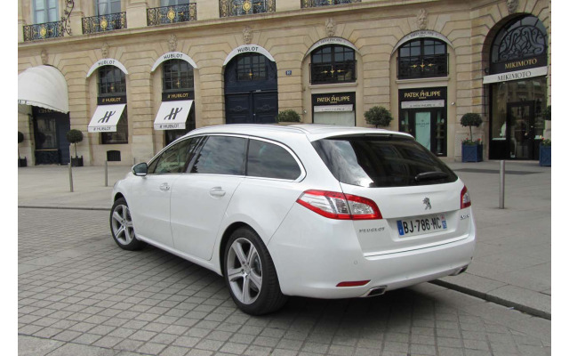 Trunk chrome trim